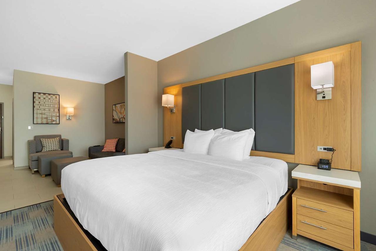 La Quinta Inn & Suites By Wyndham Coralville Iowa City מראה חיצוני תמונה